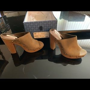 New, Never worn, still in box, open toed tan clogs